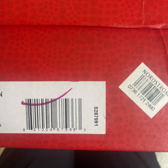 Donald J Pliner NWT size 8.5
New in box Charcoal Vinyage Python booties - Picture 8 of 8